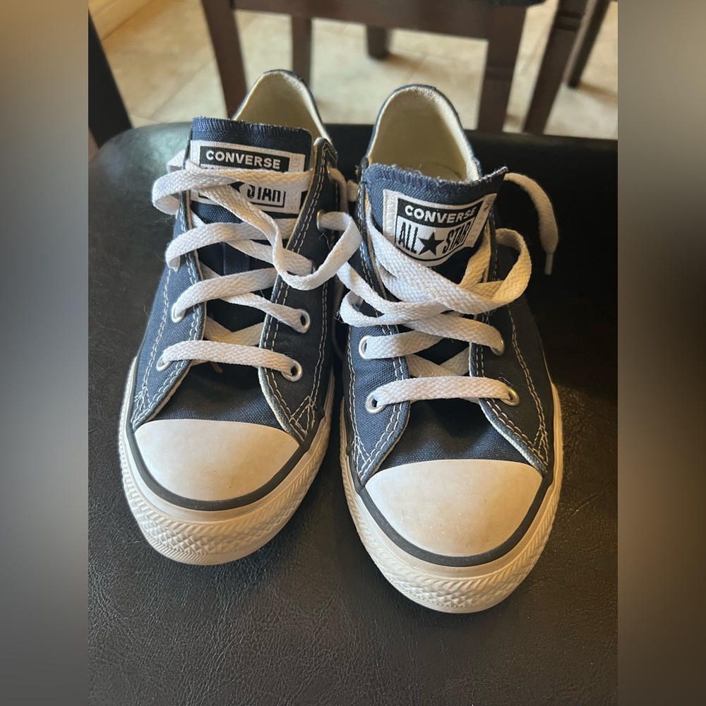 Boys converse chuck Taylor’s. Size 2 like new